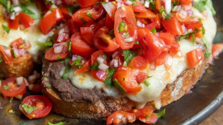 Molletes a la Mexicana