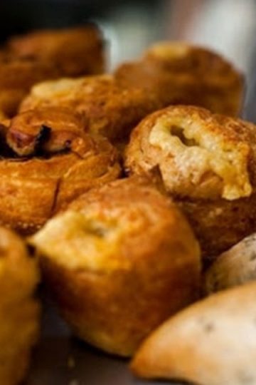 Flaky English Cheese Bread Rolls