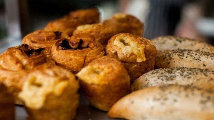 Flaky English Cheese Bread Rolls